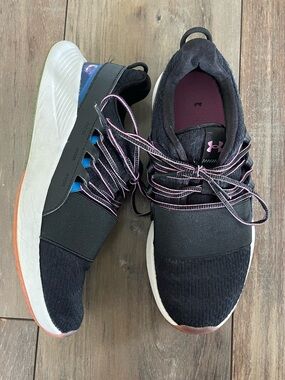 Under Armour Charged Breathe Color Shift
Sports Shoes Black Women size US 7.5